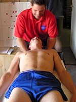 Micke ger Kim massage.